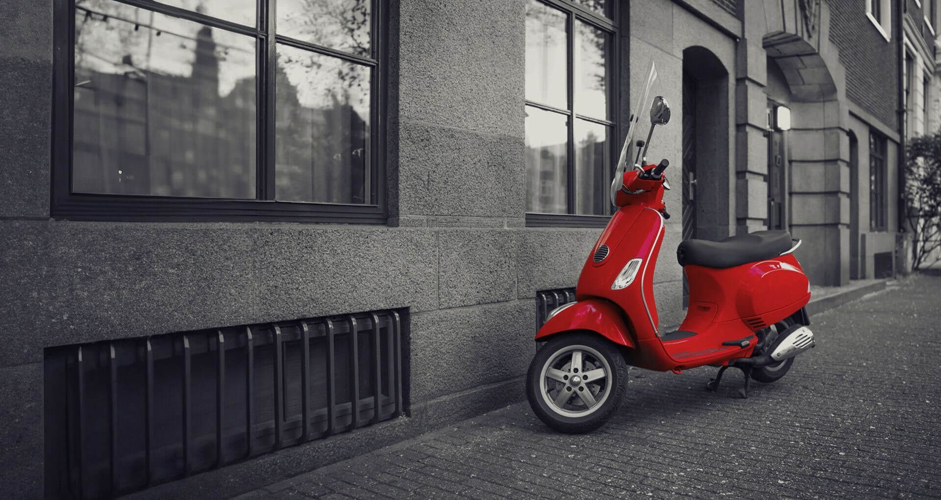 Roter Roller steht am Straßenrand geparkt